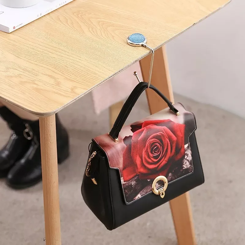 2022Creative Portable Metal Foldable Bag Purse Hook Handbag Hanger Purse Hook Handbag Holder Shell Bag Folding Table Hook 10 Col
2022Creative Portable Metal Foldable Bag Purse Hook Handbag Hanger Purse Hook Handbag Holder Shell Bag Folding Table Hook 10 Col