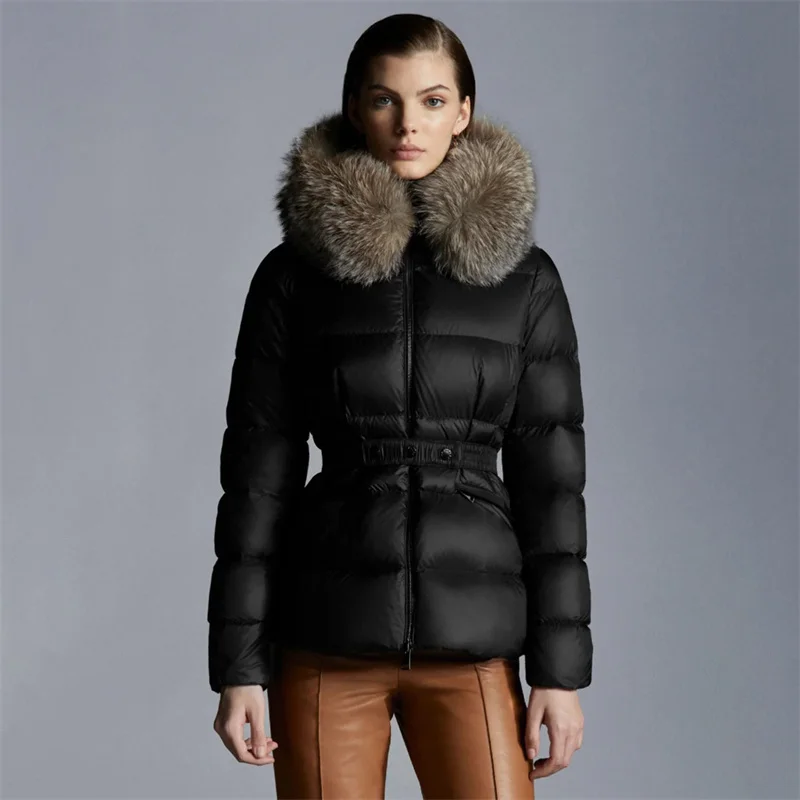 

Женская зимняя куртка, новинка 2023, корейская модная приталенная пуховая куртка с капюшоном и поясом, пуховик со съемным воротником из меха енота, пальто y2k