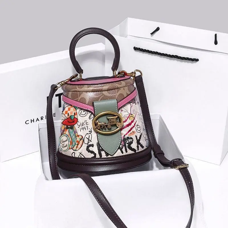Bear Doodle Bucket Bag For Women Fashion High Quality Shoulder Bags Female Party Pu Leather Handbags Large Capacity Tote Bag Sac
Bear Doodle Bucket Bag For Women Fashion High Quality Shoulder Bags Female Party Pu Leather Handbags Large Capacity Tote Bag Sac