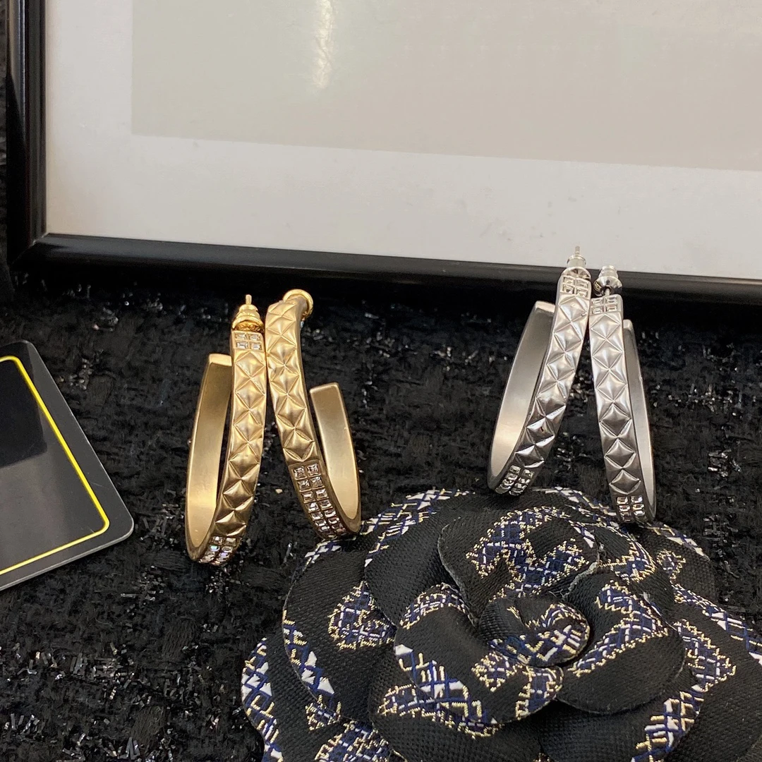 NEW IN2023 Hot Wear Versatile Jewelry Atmosphere Fashion Cut Clover Studded Bowknot Pearl Earrings Two-color Earrings
NEW IN2023 Hot Wear Versatile Jewelry Atmosphere Fashion Cut Clover Studded Bowknot Pearl Earrings Two-color Earrings
