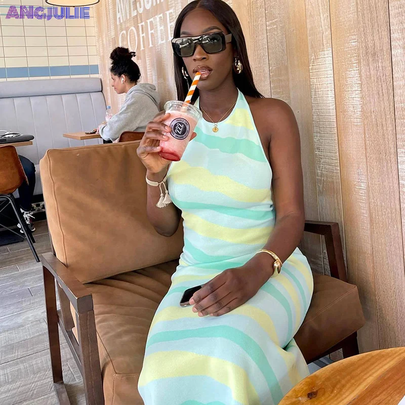 Женское платье в полоску без рукавов, с лямкой на шее 
Женское платье в полоску без рукавов, с лямкой на шее