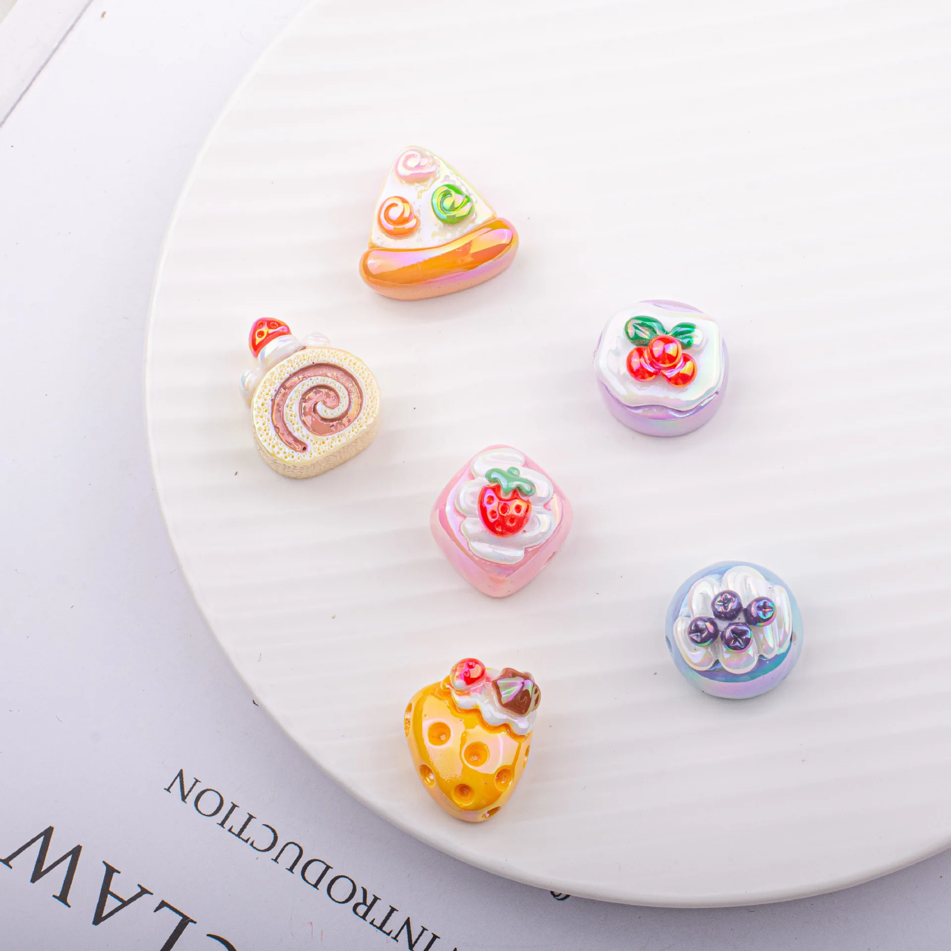 New style 50pcs/lot color print cartoon cake shape resin straight holes beads diy jewerly garment/keychain pendant accessory 
New style 50pcs/lot color print cartoon cake shape resin straight holes beads diy jewerly garment/keychain pendant accessory