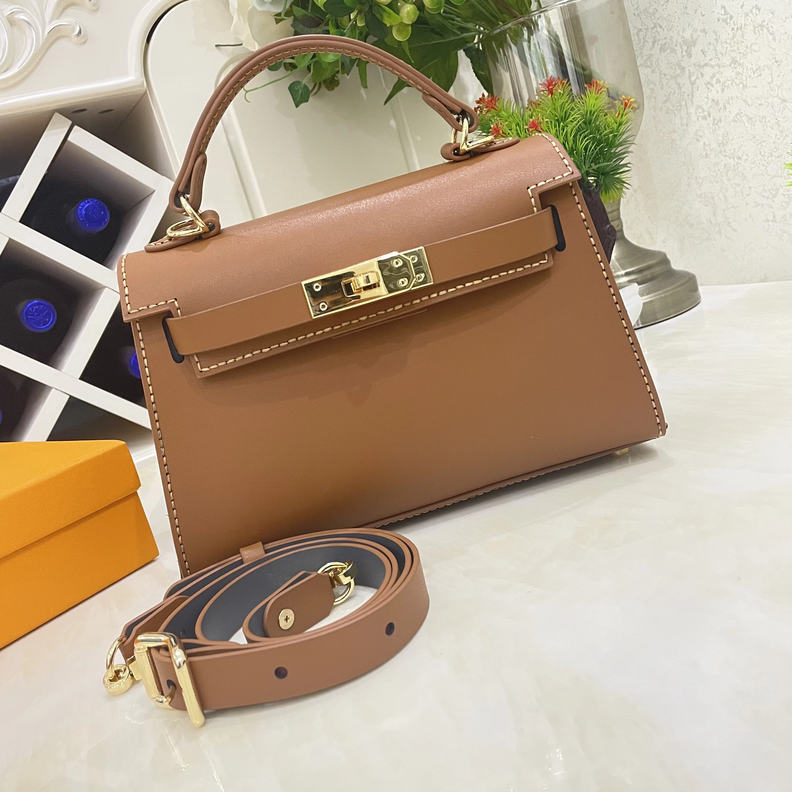 Senior designer luxury version of the latest shoulder bag high-end large-capacity exquisite craft leather ladies handbag 
Senior designer luxury version of the latest shoulder bag high-end large-capacity exquisite craft leather ladies handbag