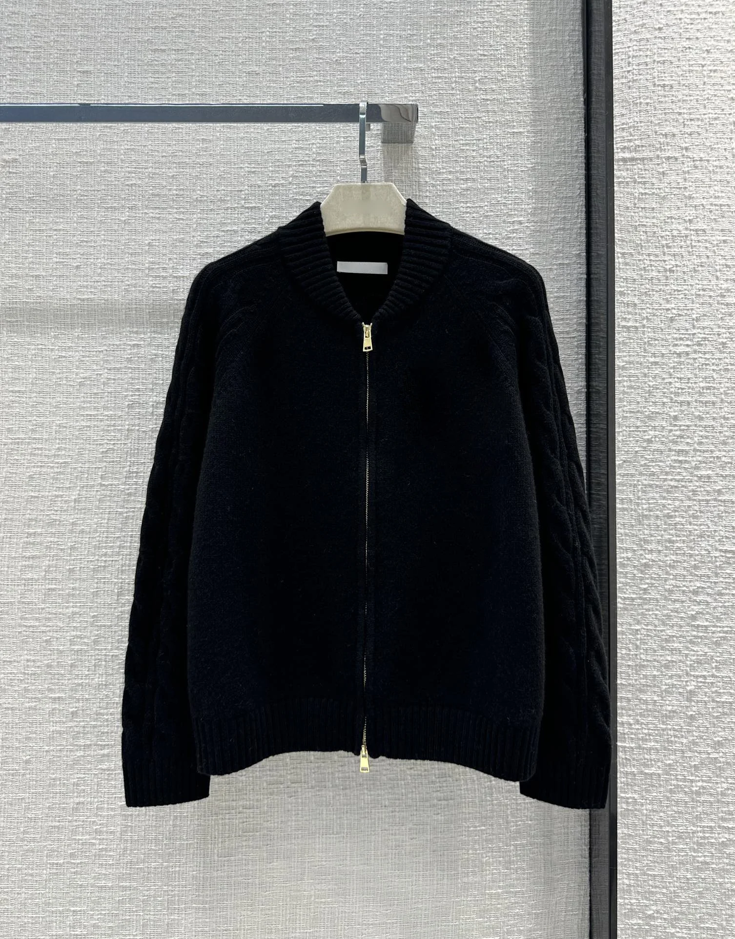 2023Temperament twist cashmere knitting, stand collar zipper design version of leisure intellectual. Position embroidery
2023Temperament twist cashmere knitting, stand collar zipper design version of leisure intellectual. Position embroidery