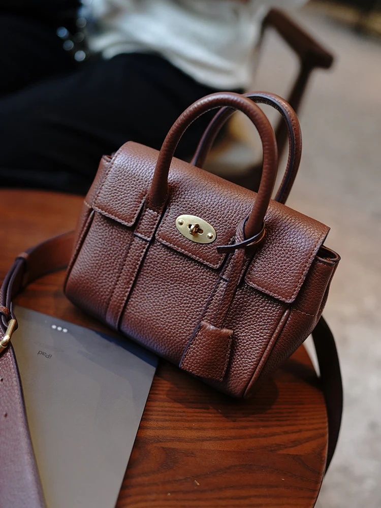 First layer leather classic retro lock flap commuter pillow bag Joker portable messenger bag
First layer leather classic retro lock flap commuter pillow bag Joker portable messenger bag