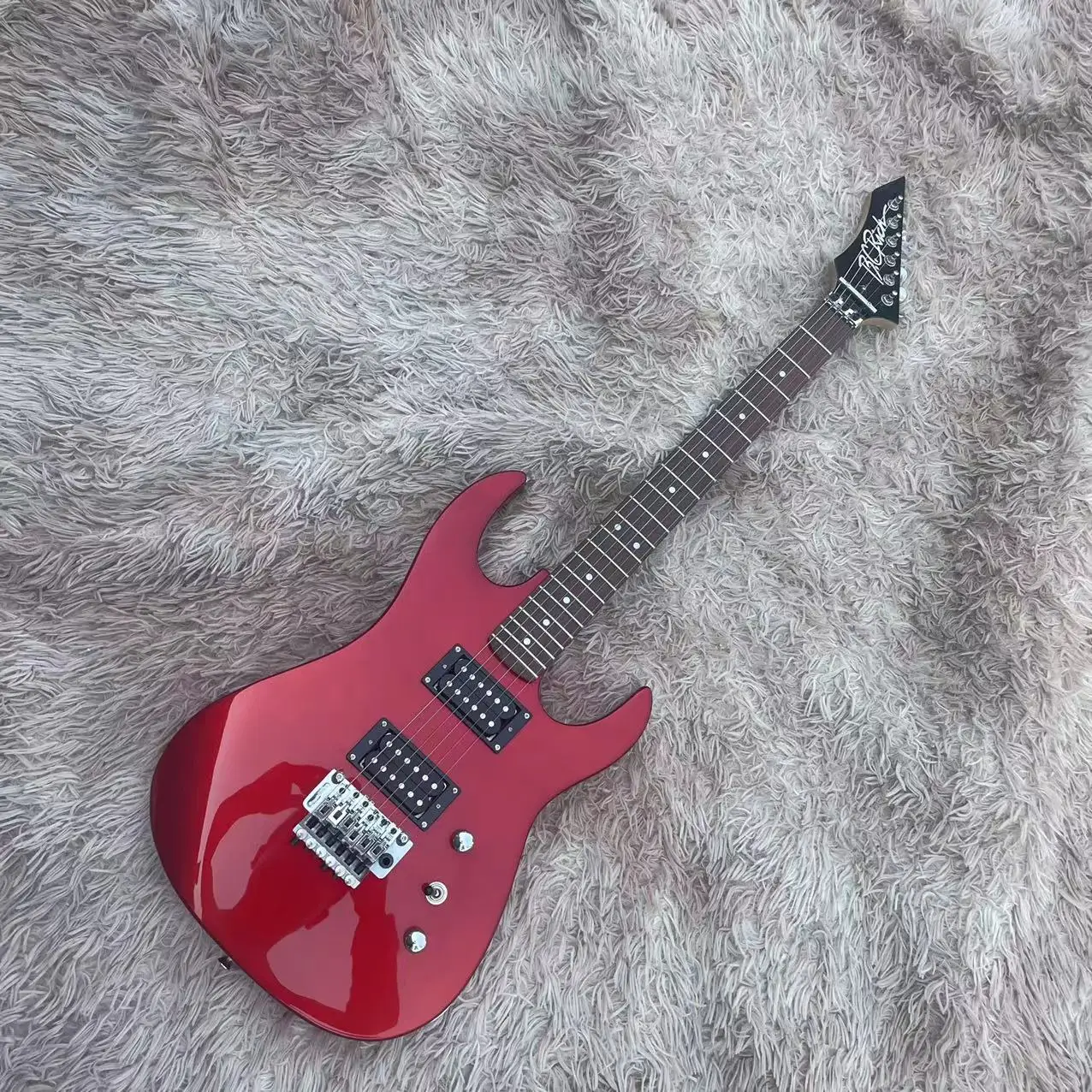 6-string b. c split electric guitar, red silver body, rosewood fingerboard, open pickup, tremolo drawstring board, white accesso 
6-string b. c split electric guitar, red silver body, rosewood fingerboard, open pickup, tremolo drawstring board, white accesso