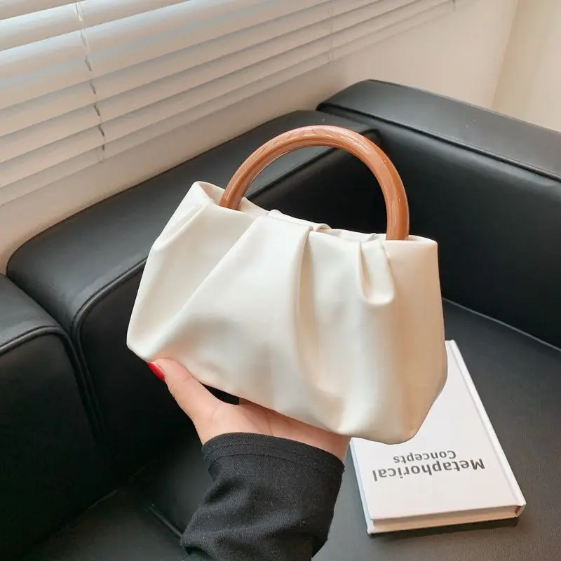 Fashion Ladies Handle Pleated Cloud Handbag Bag 2022 New Solid Color Sweet Capacity Messenger Small Bag
Fashion Ladies Handle Pleated Cloud Handbag Bag 2022 New Solid Color Sweet Capacity Messenger Small Bag