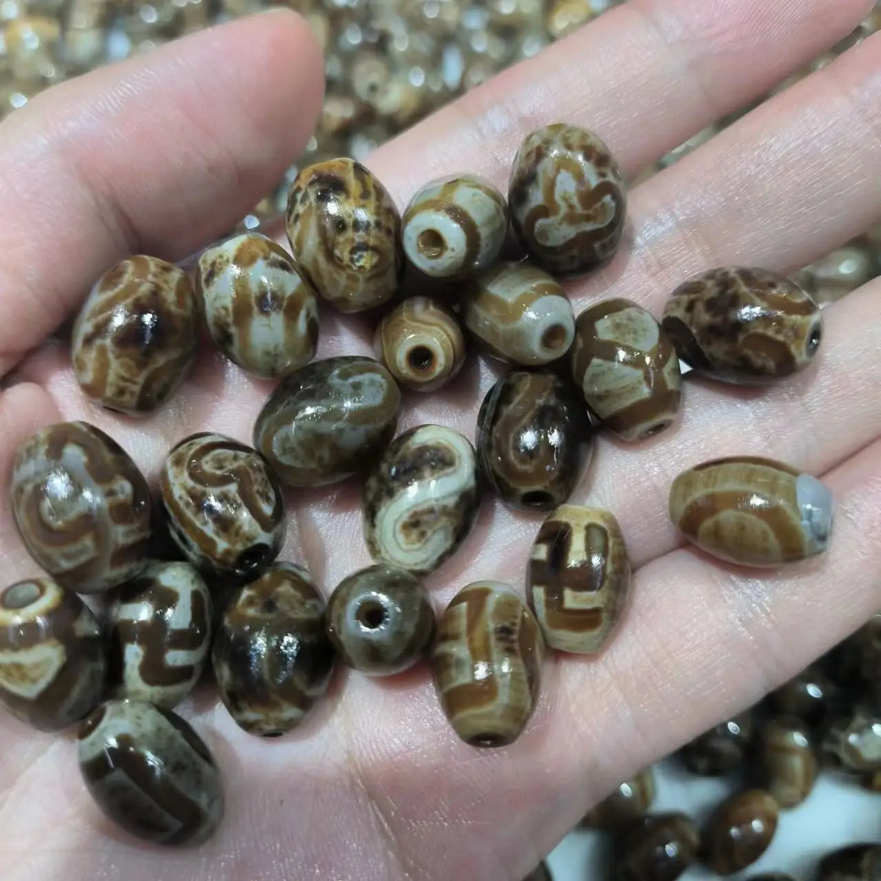 1pcs/lot Natural Old Agate Dzi multi-pattern Tibet advanced to pure craftsmanship brown accessories jewelry amulet folk-custom
1pcs/lot Natural Old Agate Dzi multi-pattern Tibet advanced to pure craftsmanship brown accessories jewelry amulet folk-custom