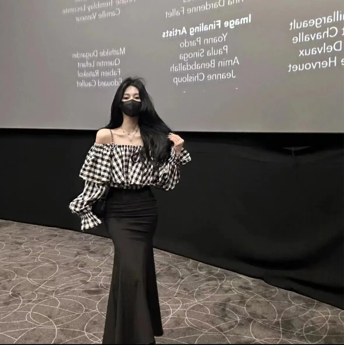Женский клетчатый топ с открытыми плечами, черная юбка рыбий хвост, модная женская одежда 2023
Женский клетчатый топ с открытыми плечами, черная юбка рыбий хвост, модная женская одежда 2023