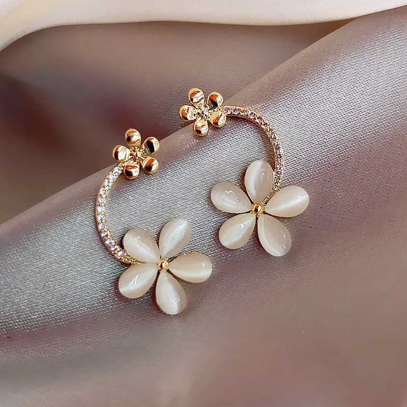 Korean Trend Opal Flower Stud Earrings 2023 New Design C Geometric Gold Color Cute Earrings For Women Wedding Jewelry
Korean Trend Opal Flower Stud Earrings 2023 New Design C Geometric Gold Color Cute Earrings For Women Wedding Jewelry