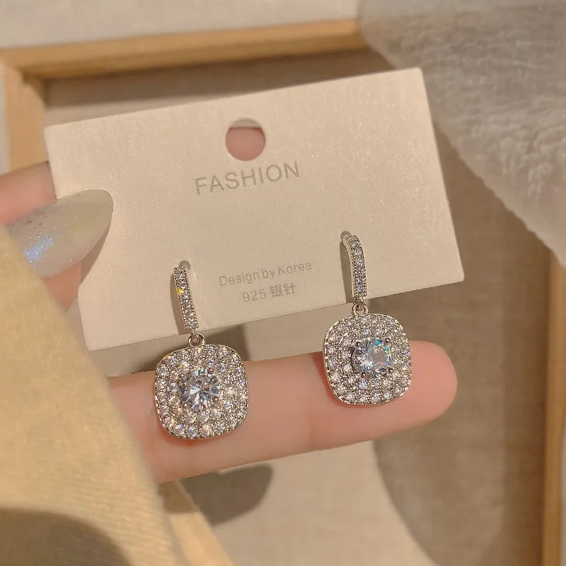 Fashion Creative Fine Zircon-Embedded Earrings Girls Popular Stud Earrings Temperament Entry Lux Earrings for Women Jewelry
Fashion Creative Fine Zircon-Embedded Earrings Girls Popular Stud Earrings Temperament Entry Lux Earrings for Women Jewelry