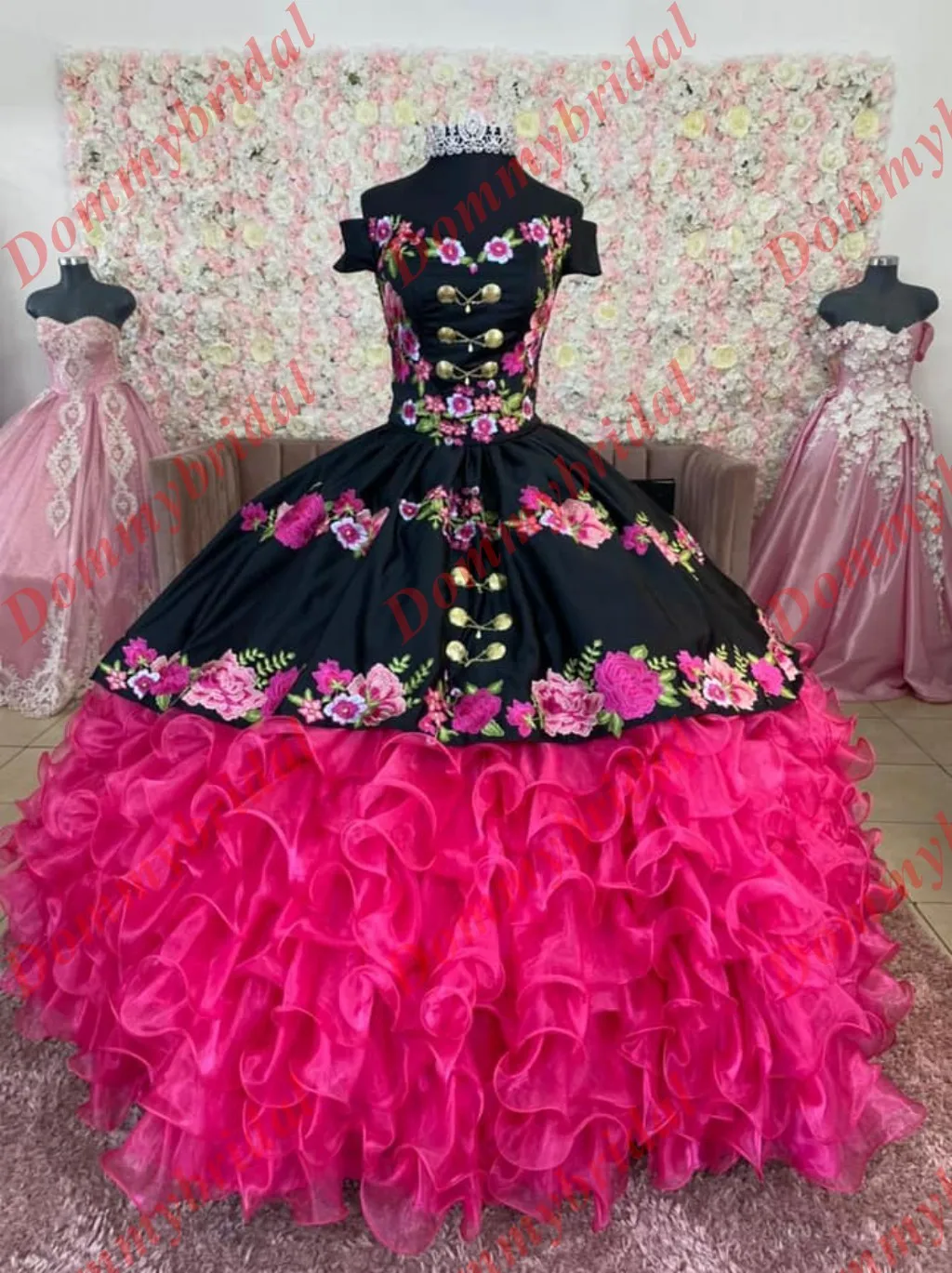 Реальное фото, Черное и ярко-розовое мексиканское бальное платье XV 2023, недорогие платья Quinceanera, вечернее платье для выпускного вечера с откр...
Реальное фото, Черное и ярко-розовое мексиканское бальное платье XV 2023, недорогие платья Quinceanera, вечернее платье для выпускного вечера с откр...