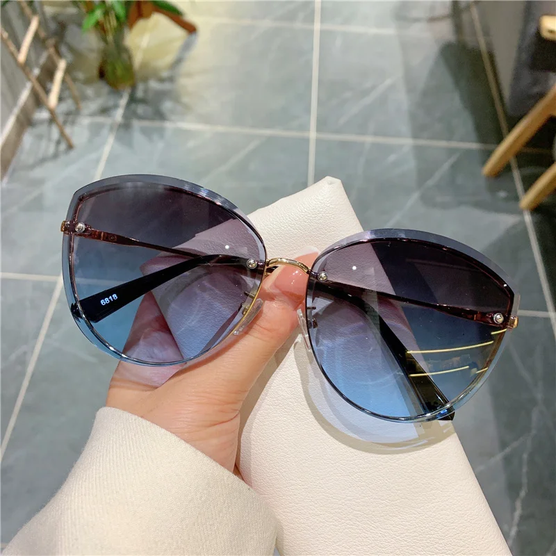 Clip Oval Sonnenbrille Für Frauen Luxus Übergroßen Retro Vintage Designer Frauen Sonnenbrille Auto Fahren Außerhalb Shades
Clip Oval Sonnenbrille Für Frauen Luxus Übergroßen Retro Vintage Designer Frauen Sonnenbrille Auto Fahren Außerhalb Shades