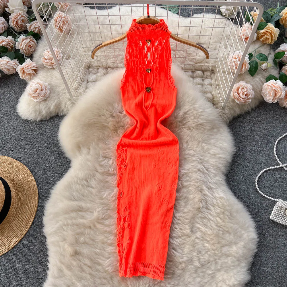 Летнее облегающее платье с круглым вырезом, без рукавов 
Летнее облегающее платье с круглым вырезом, без рукавов