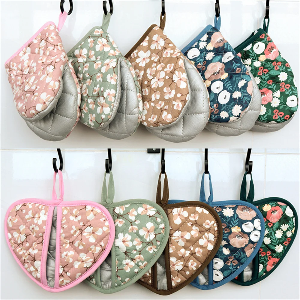 Japanese Style Baking Gloves Thickened Cotton Heart-shaped Household Kitchen Iron-proof High-temperature Resistant Oven Gloves
Japanese Style Baking Gloves Thickened Cotton Heart-shaped Household Kitchen Iron-proof High-temperature Resistant Oven Gloves