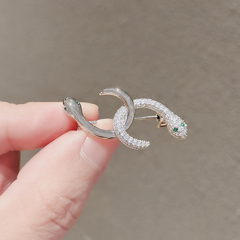 Snake Head Luxury Woman Brooches Letter Brooches for Women Designer Jewelry Luxury Brooch Big Brand Accessories Corsage Pin Fine
Snake Head Luxury Woman Brooches Letter Brooches for Women Designer Jewelry Luxury Brooch Big Brand Accessories Corsage Pin Fine