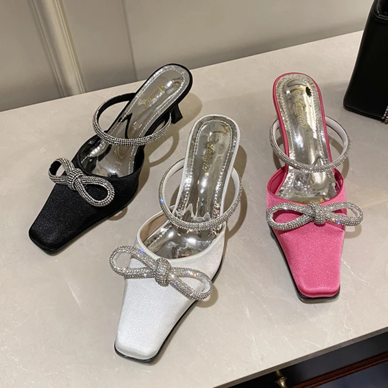 2022 роскошные женские шлепанцы с бантом и кристаллами, брендовые квадратные носки без застежек, белые туфли без задника на тонком высоком ка...
2022 роскошные женские шлепанцы с бантом и кристаллами, брендовые квадратные носки без застежек, белые туфли без задника на тонком высоком ка...