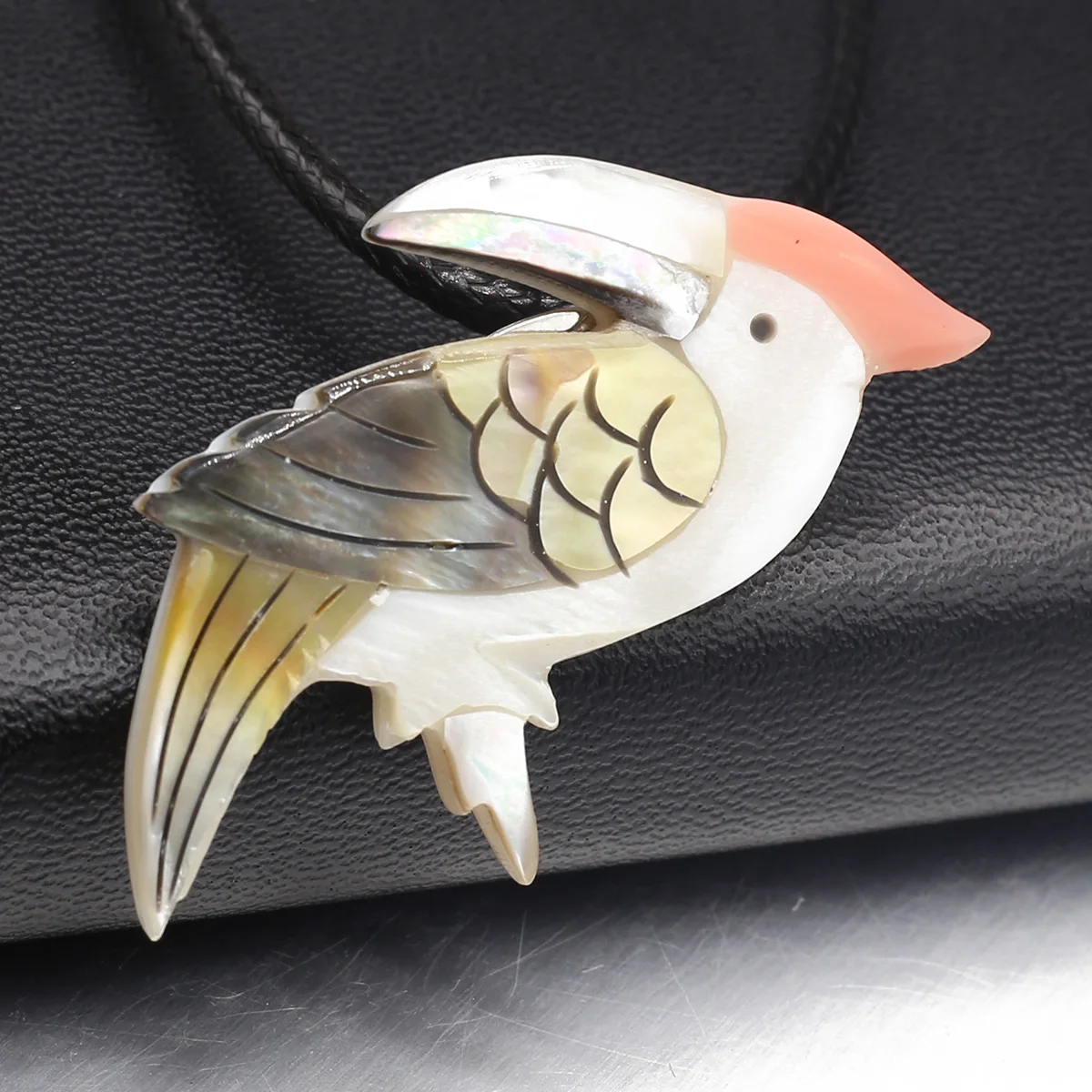 Natural Shell Woodpecker Shape Decorative Pendant Necklace with Chain Abalone Shell for Women Charm Jewelry Necklace Gift 50×25m
Natural Shell Woodpecker Shape Decorative Pendant Necklace with Chain Abalone Shell for Women Charm Jewelry Necklace Gift 50×25m