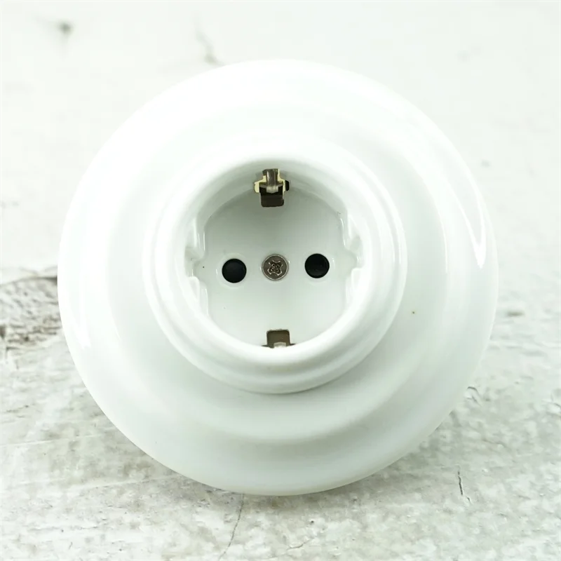 Винтажная керамическая розетка Schuko
Винтажная керамическая розетка Schuko