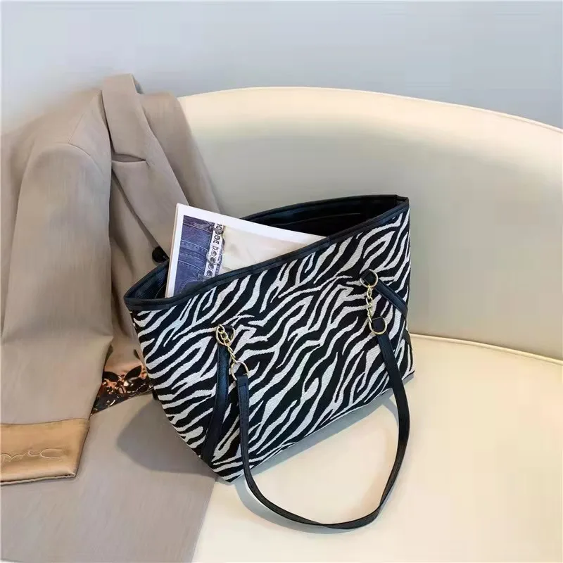 Large capacity commuter ladies bag new fashion trend one shoulder tote bag casual handbag
Large capacity commuter ladies bag new fashion trend one shoulder tote bag casual handbag