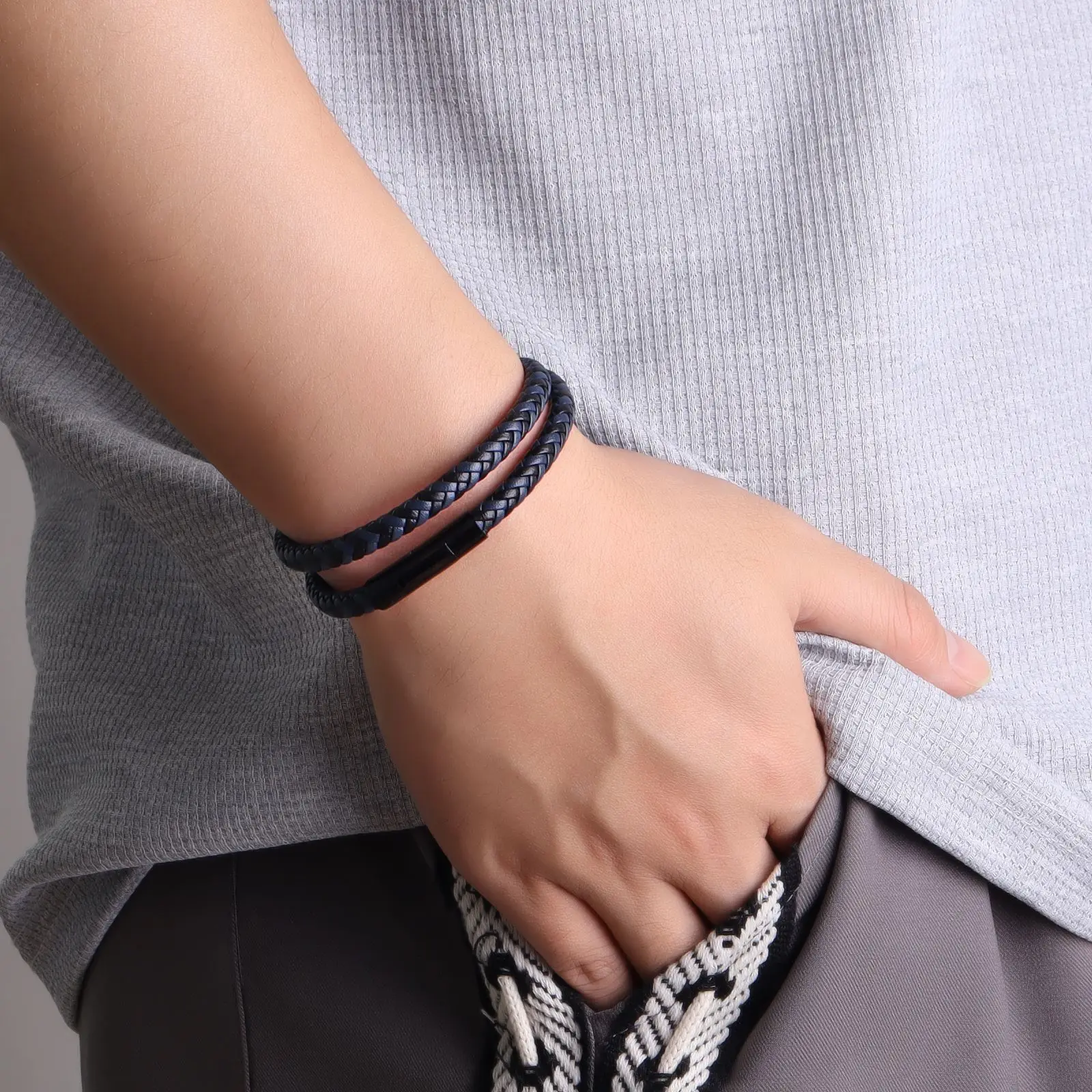 Single/Double Leather Bracelet New Classic Style Men Wristband Simple Black Button Neutral Accessories Hand-woven Jewelry Gifts
Single/Double Leather Bracelet New Classic Style Men Wristband Simple Black Button Neutral Accessories Hand-woven Jewelry Gifts