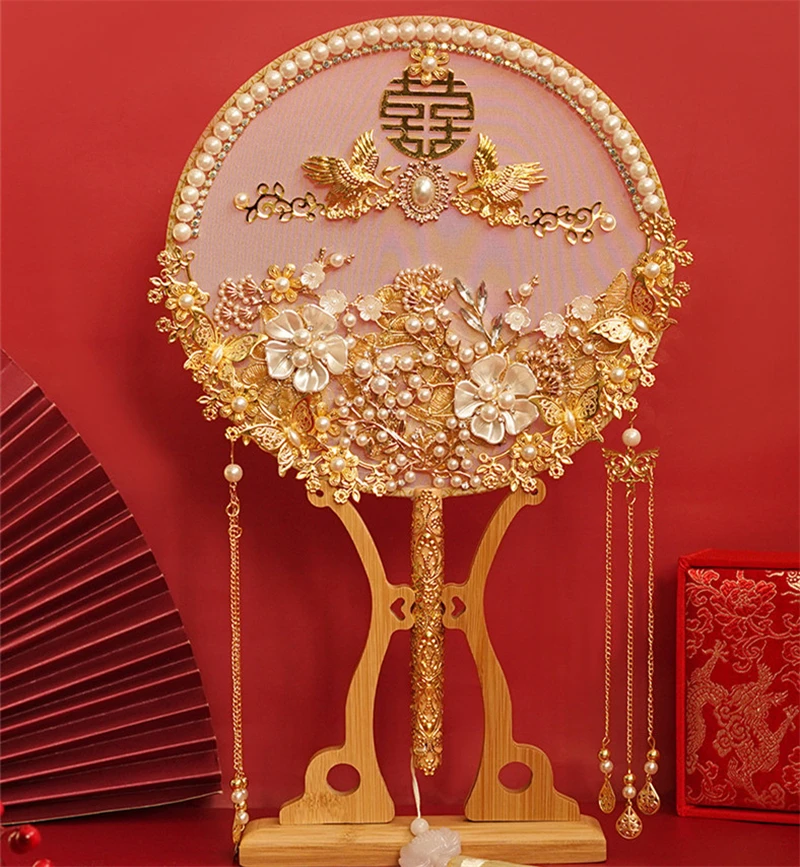 Exquisite Pearl Decorative Fan Retro Chinese Handmade Wedding Bride Handheld Fans Bridal Shop Bride Photography Propo
Exquisite Pearl Decorative Fan Retro Chinese Handmade Wedding Bride Handheld Fans Bridal Shop Bride Photography Propo