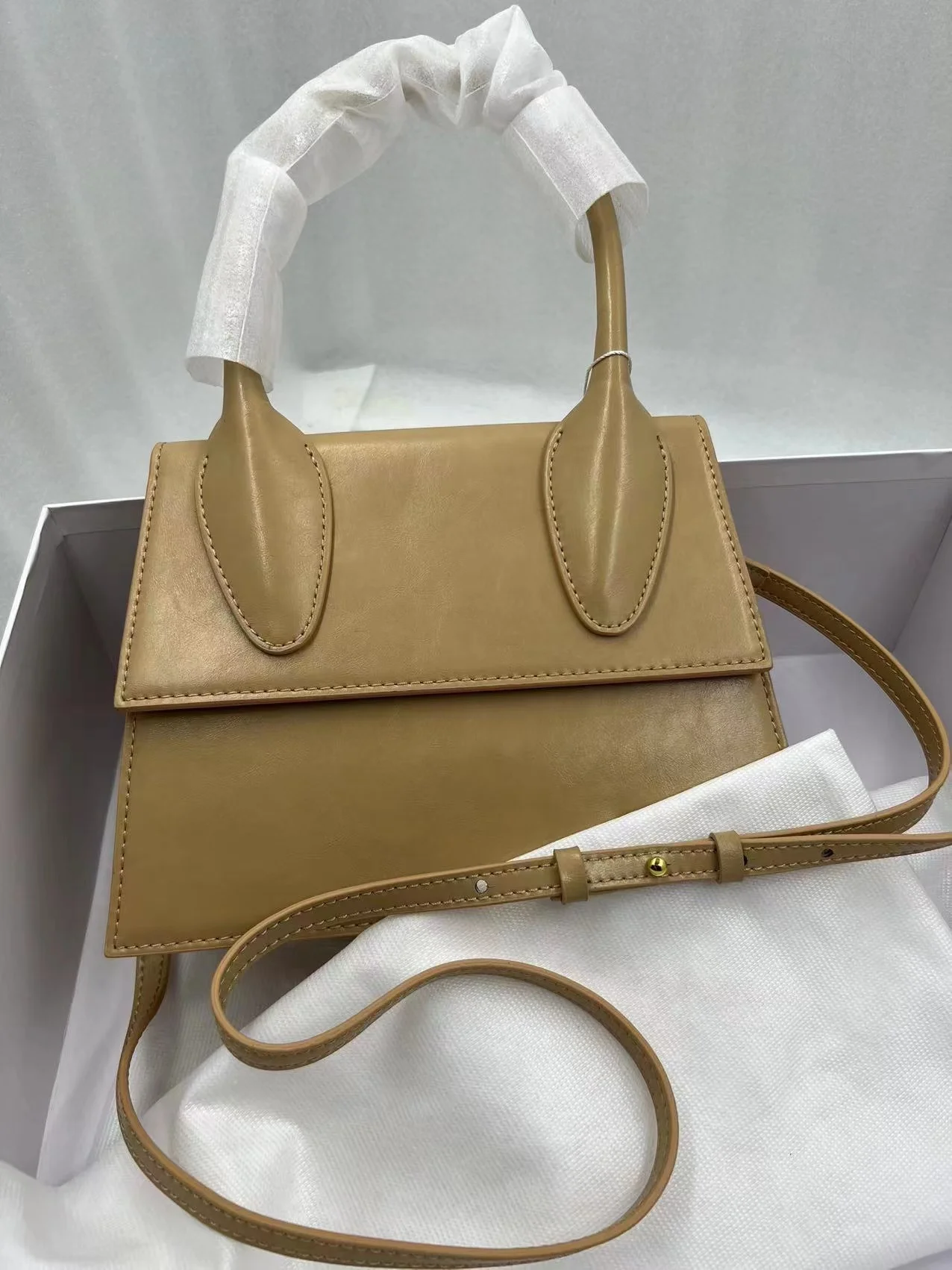 Very unique design handle luxury bag designer high-quality delicate fashion ladies portable shoulder bag global logistics free
Very unique design handle luxury bag designer high-quality delicate fashion ladies portable shoulder bag global logistics free
