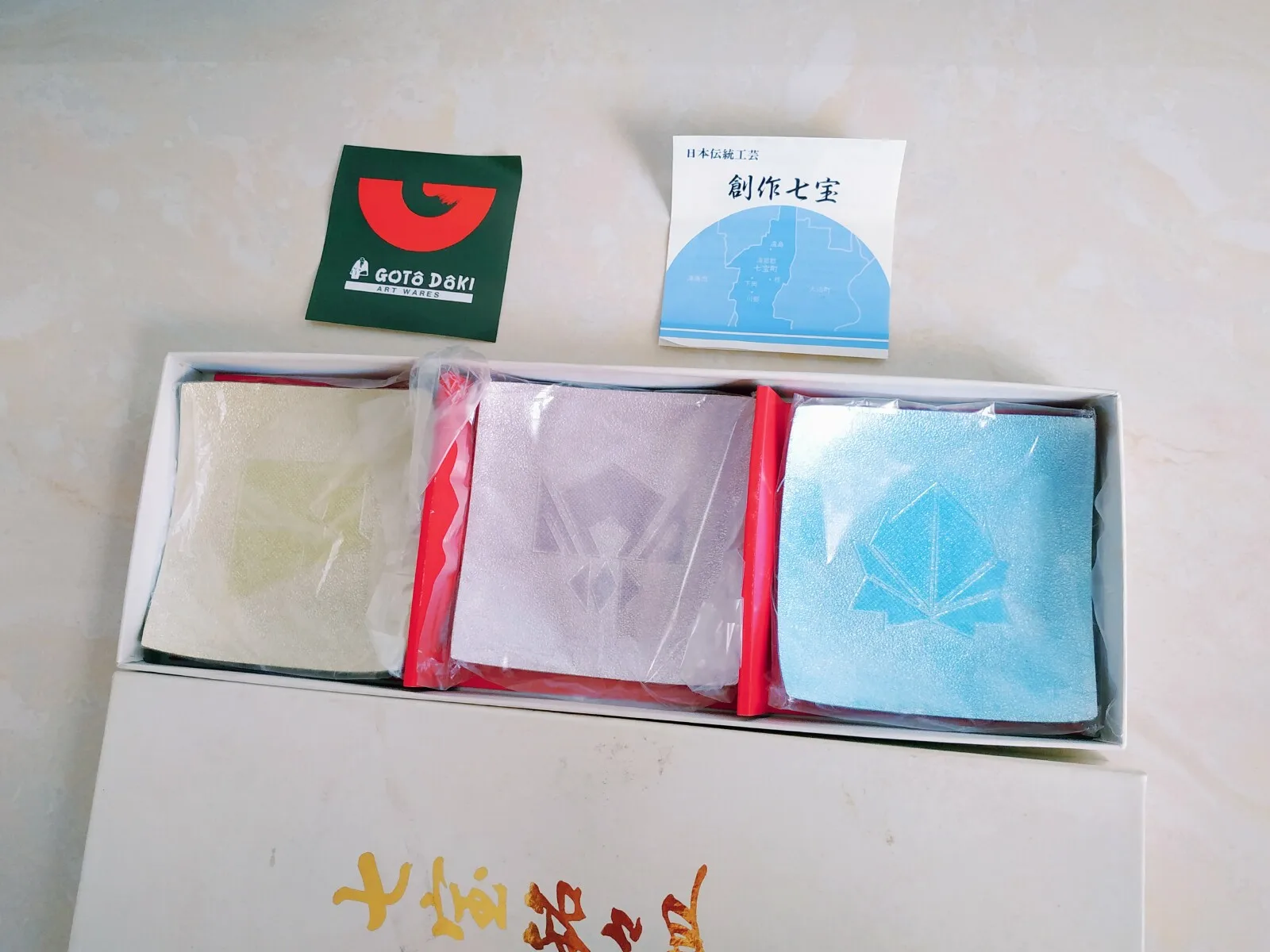 «Поднятый свинец» Набор из японского цветного фарфора три маленького блюда
«Поднятый свинец» Набор из японского цветного фарфора три маленького блюда