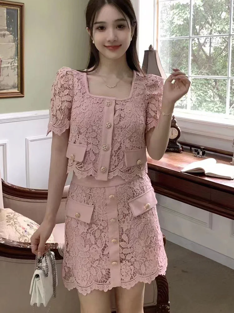 Женский комплект из двух предметов, однобортный кружевной топ с квадратным вырезом и коротким рукавом и юбка с высокой талией, 2023
Женский комплект из двух предметов, однобортный кружевной топ с квадратным вырезом и коротким рукавом и юбка с высокой талией, 2023