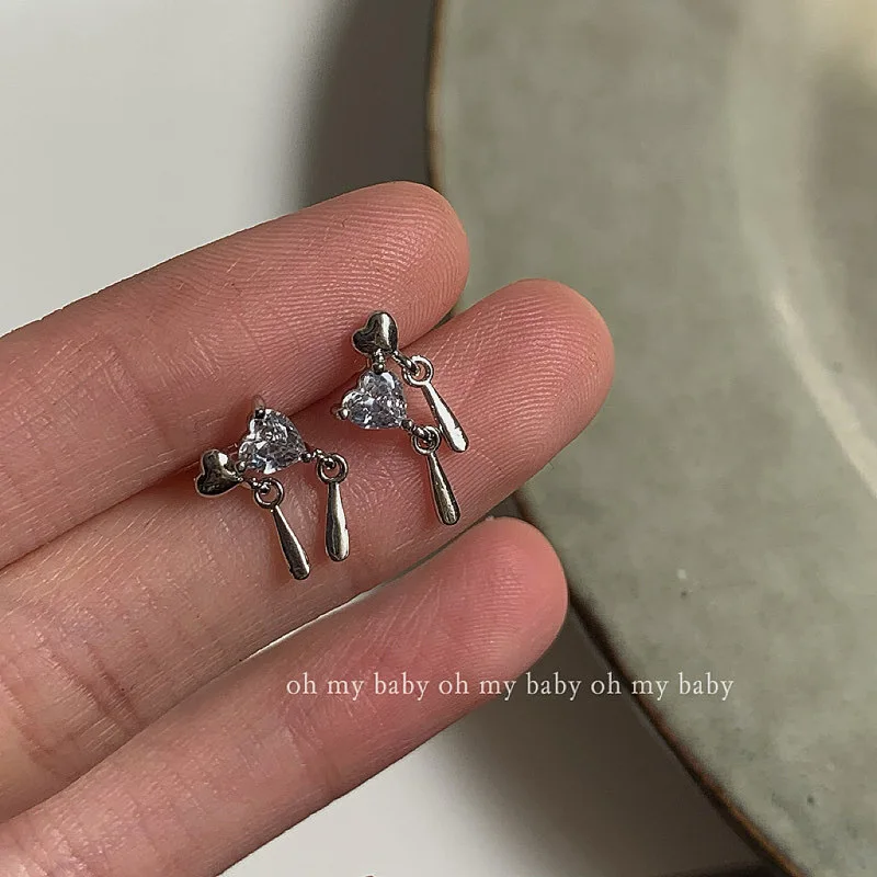 Fashion Silver Color Rhinestone Heart Stud Earrings for Woman Simple Silver Colour Heart Earring Young Girls Jewelry Accessories
Fashion Silver Color Rhinestone Heart Stud Earrings for Woman Simple Silver Colour Heart Earring Young Girls Jewelry Accessories