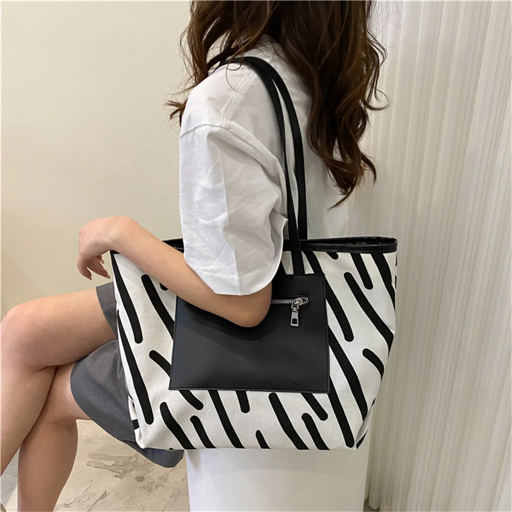 Street trend large capacity fashion bag women's bag new style foreign style leisure armpit Shoulder Bag Canvas simple Tote Bag
Street trend large capacity fashion bag women's bag new style foreign style leisure armpit Shoulder Bag Canvas simple Tote Bag