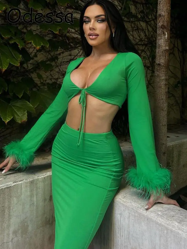 Костюм женский из юбки и топа, с длинным рукавом и перьями
Костюм женский из юбки и топа, с длинным рукавом и перьями