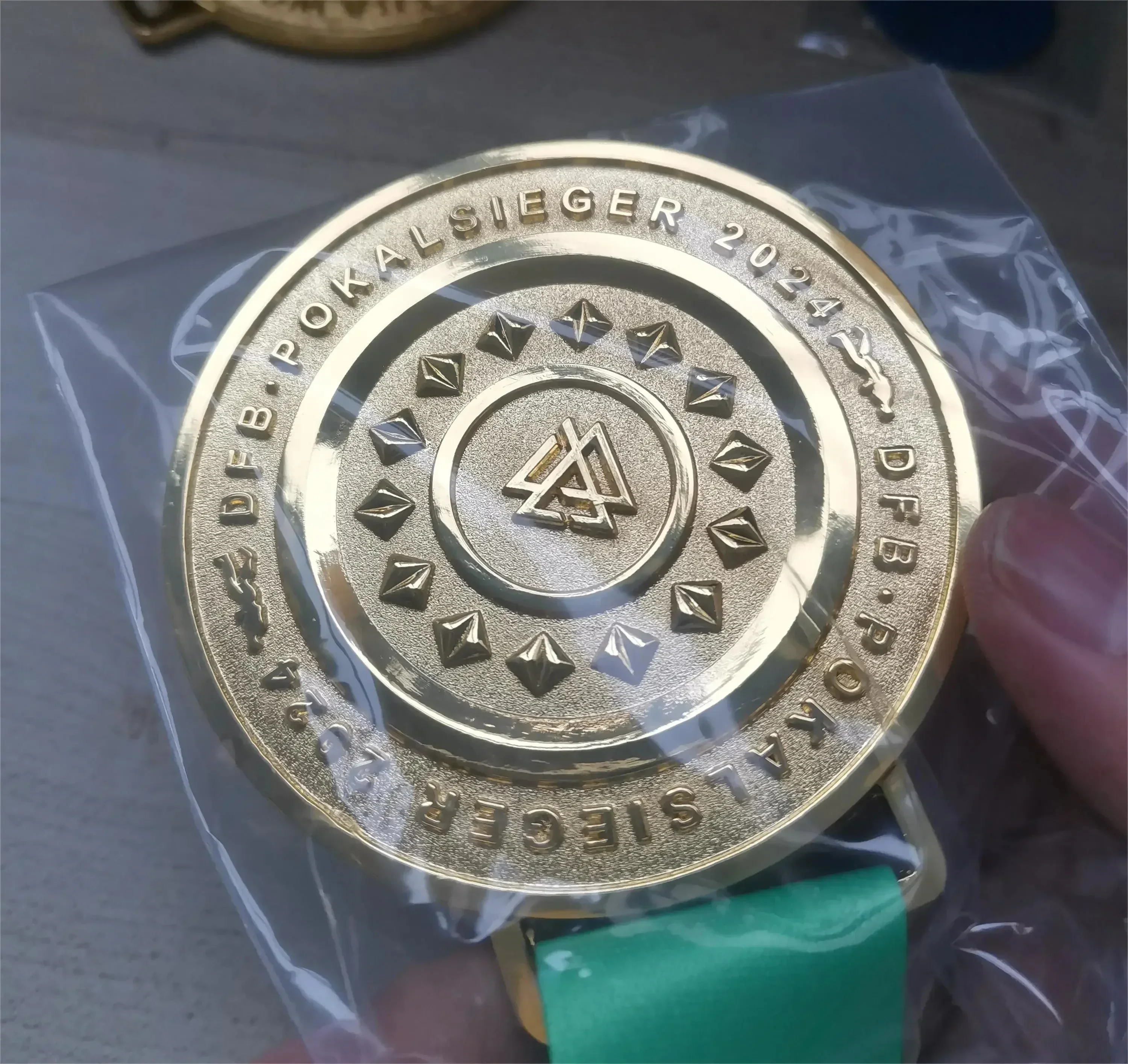 Медали Чемпионов Бундеслиги Bayer 04 Леверкузен 2023/24
Медали Чемпионов Бундеслиги Bayer 04 Леверкузен 2023/24