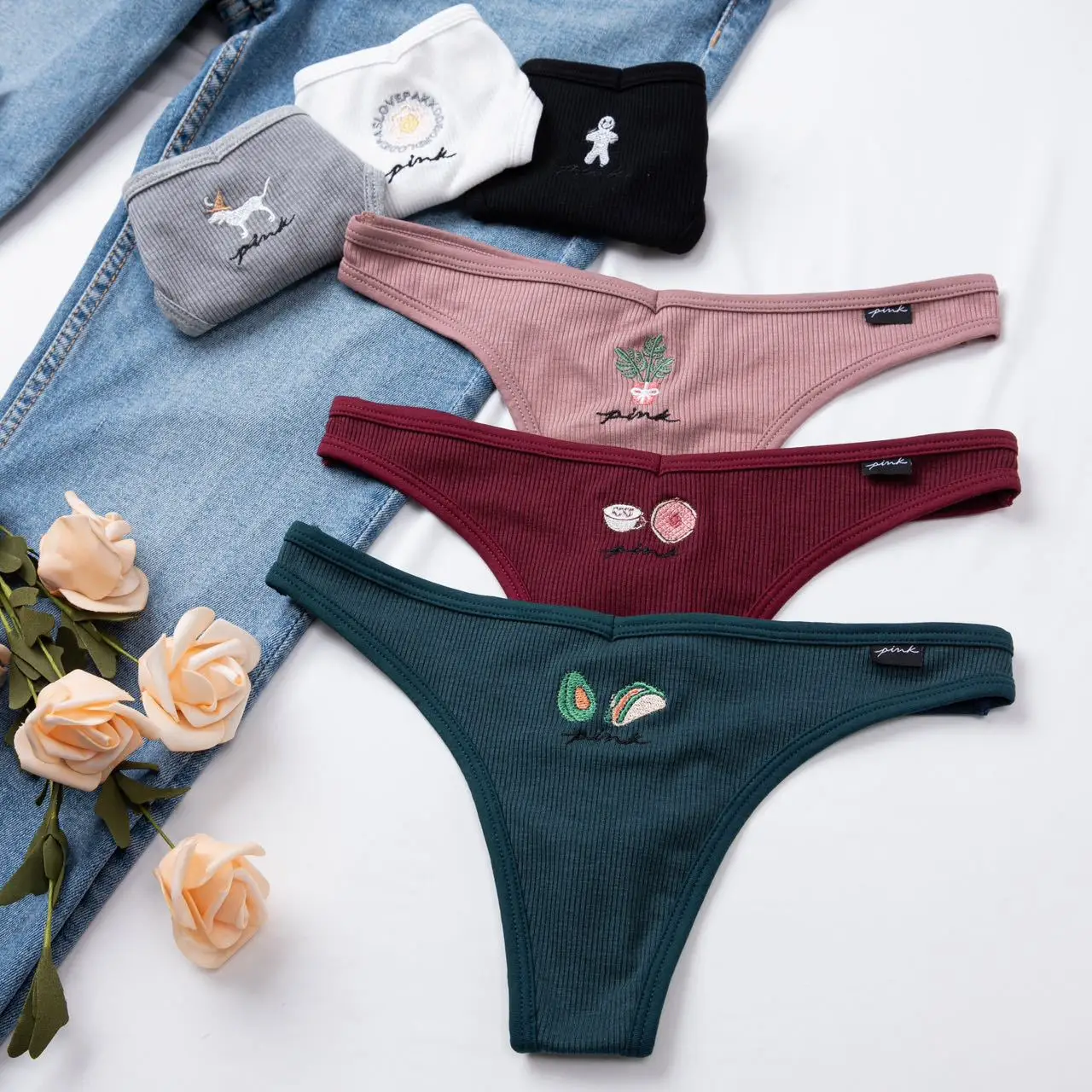 Трусики-Тонг женские с низкой посадкой и вышивкой
Трусики-Тонг женские с низкой посадкой и вышивкой