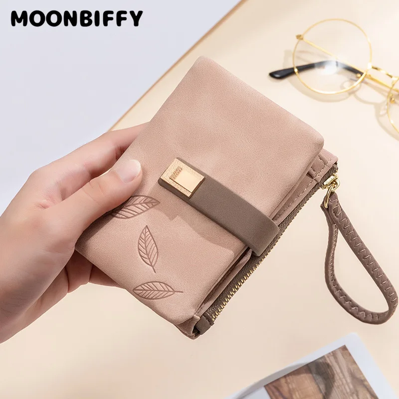 Fashion Female Wallet Short Leaf Print Women Wallet Lady Small Nubuck Leather Purse Girl Card Holders Wallet With Wrist Strap 
Fashion Female Wallet Short Leaf Print Women Wallet Lady Small Nubuck Leather Purse Girl Card Holders Wallet With Wrist Strap