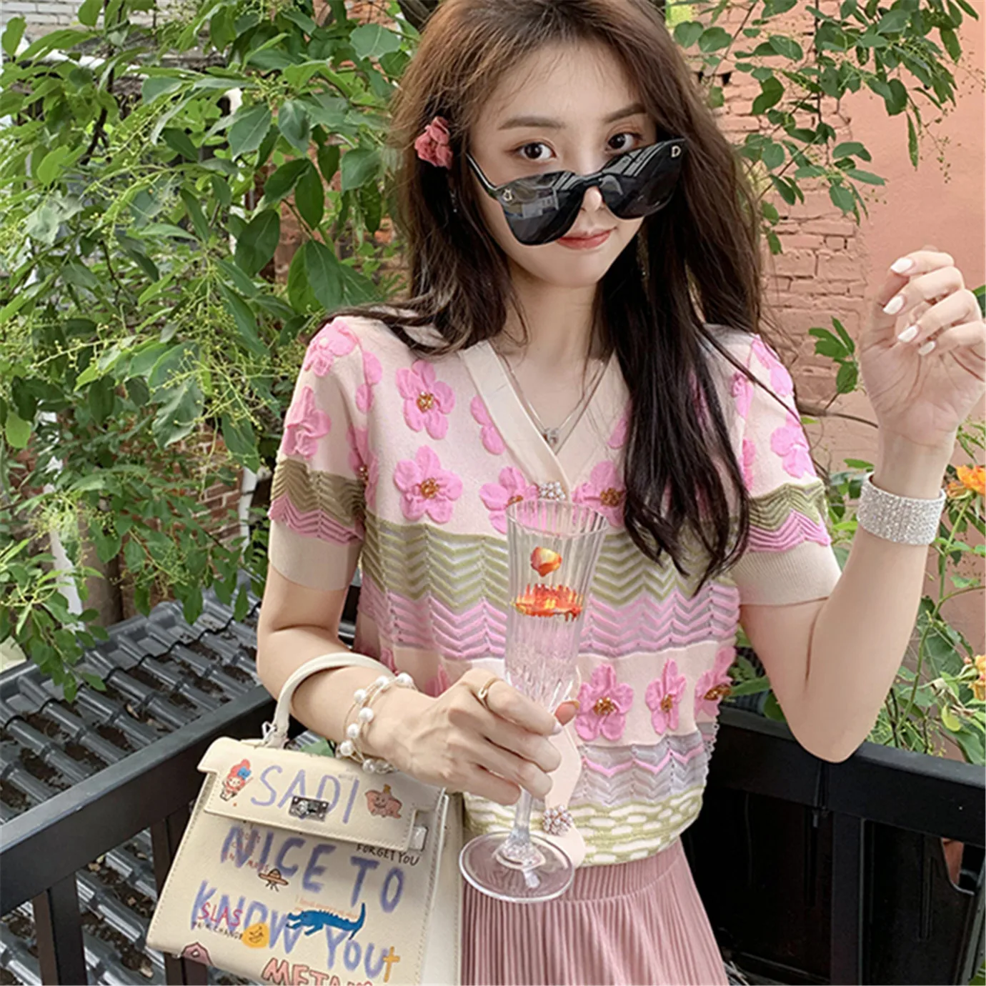 Summer Cute Women Cardigan V-Neck Short Sleeve Flower Beaded Hollow Out Knitted Sweater New Fashion Loose Temperament Sweater
Summer Cute Women Cardigan V-Neck Short Sleeve Flower Beaded Hollow Out Knitted Sweater New Fashion Loose Temperament Sweater