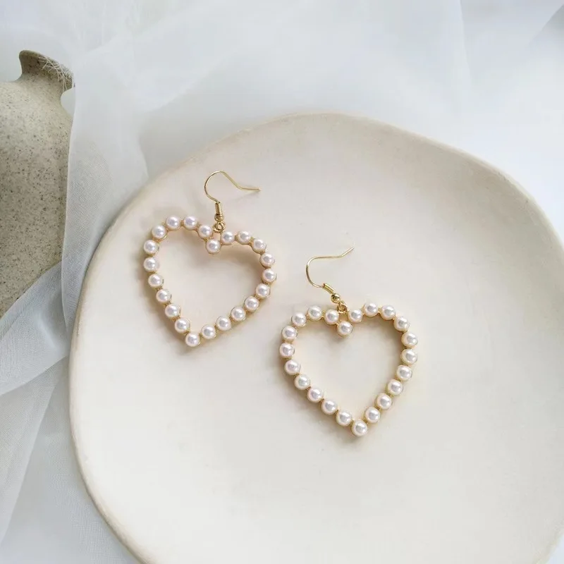 Korean Temperament Love Pearl Versatile Earrings New Fashion Design Sense Sweet French Retro Style Hollow Out goth jewelry 2022
Korean Temperament Love Pearl Versatile Earrings New Fashion Design Sense Sweet French Retro Style Hollow Out goth jewelry 2022