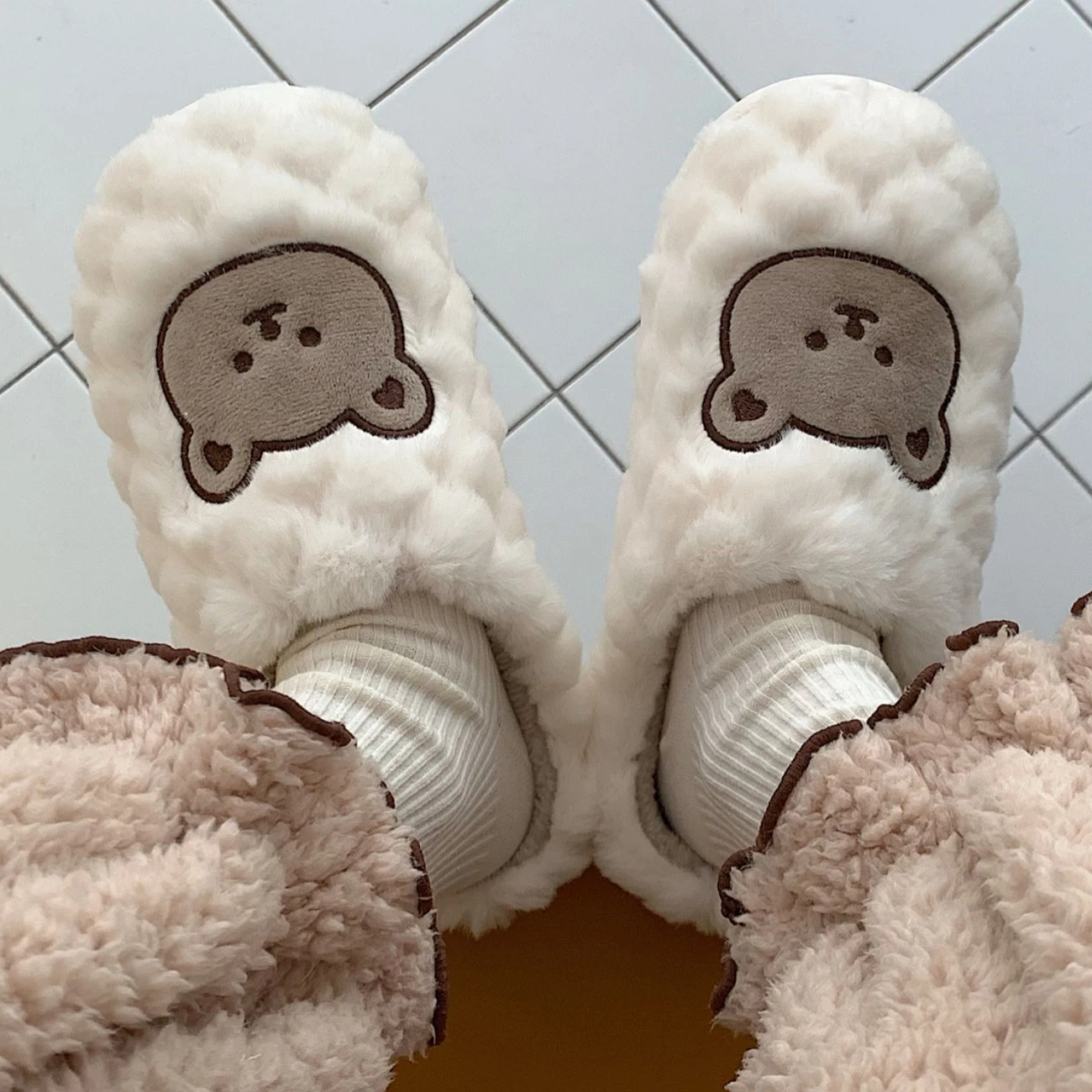 Winter Cartoon Bear Women Fur Slippers Cute Animal Bedroom Girls Plush Warm Shoes Indoor White Ladies Fluffy Slippers
Winter Cartoon Bear Women Fur Slippers Cute Animal Bedroom Girls Plush Warm Shoes Indoor White Ladies Fluffy Slippers