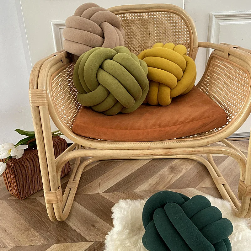 Nordic Fur Ball Pillow Three Strand Rope Knot Ball Hand-knitted Knitted Wool Bay Window Cushion Dropshipping MOOJOU
Nordic Fur Ball Pillow Three Strand Rope Knot Ball Hand-knitted Knitted Wool Bay Window Cushion Dropshipping MOOJOU