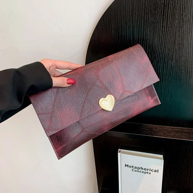 Popular bag female autumn 2023 new clutch bag Korean foreign style envelope bag fashion lady clutch bag.
Popular bag female autumn 2023 new clutch bag Korean foreign style envelope bag fashion lady clutch bag.