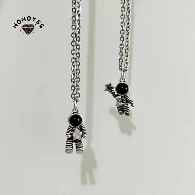 Punk Hip Hop Astronaut Couple Necklace Picking The Stars Holding The Stars Men Women Fashion Chains Popular Jewelry Party Gifts
Punk Hip Hop Astronaut Couple Necklace Picking The Stars Holding The Stars Men Women Fashion Chains Popular Jewelry Party Gifts
