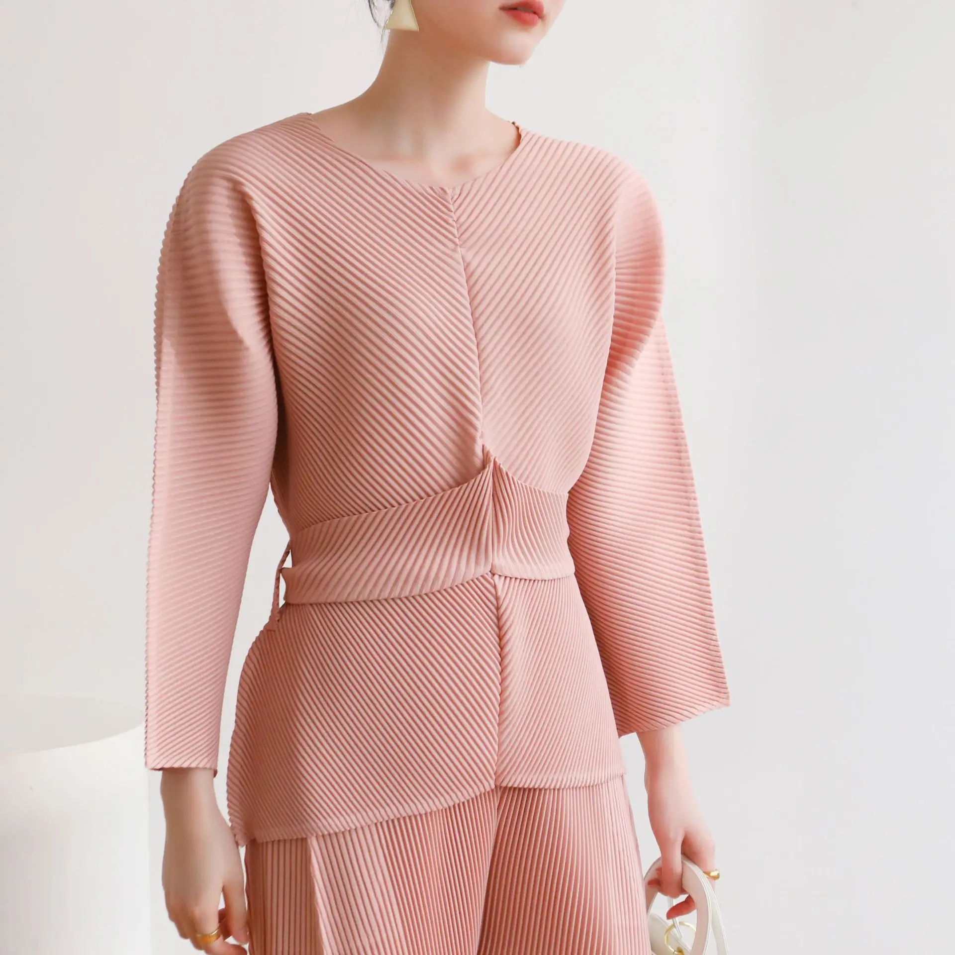 Женская Повседневная футболка с рукавом летучая мышь на шнуровке miяка плиссированная модная свободная Толстая куртка большого размера с круглым вырезом и длинным рукавом 
Женская Повседневная футболка с рукавом летучая мышь на шнуровке miяка плиссированная модная свободная Толстая куртка большого размера с круглым вырезом и длинным рукавом