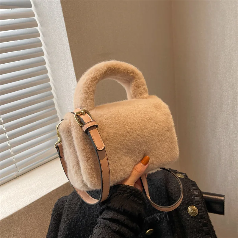 Autumn and Winter Plush Bag 2022 New Fashion Women's Bag Popular All-match Messenger Bag Niche Design Portable Plush Bag
Autumn and Winter Plush Bag 2022 New Fashion Women's Bag Popular All-match Messenger Bag Niche Design Portable Plush Bag