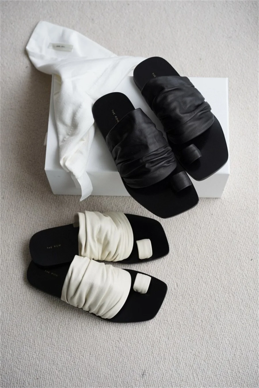 2023 Summer New The Row Flip Toe Slippers Women's Genuine Leather Flat Bottom Comfortable One Step Beach Sandals
2023 Summer New The Row Flip Toe Slippers Women's Genuine Leather Flat Bottom Comfortable One Step Beach Sandals