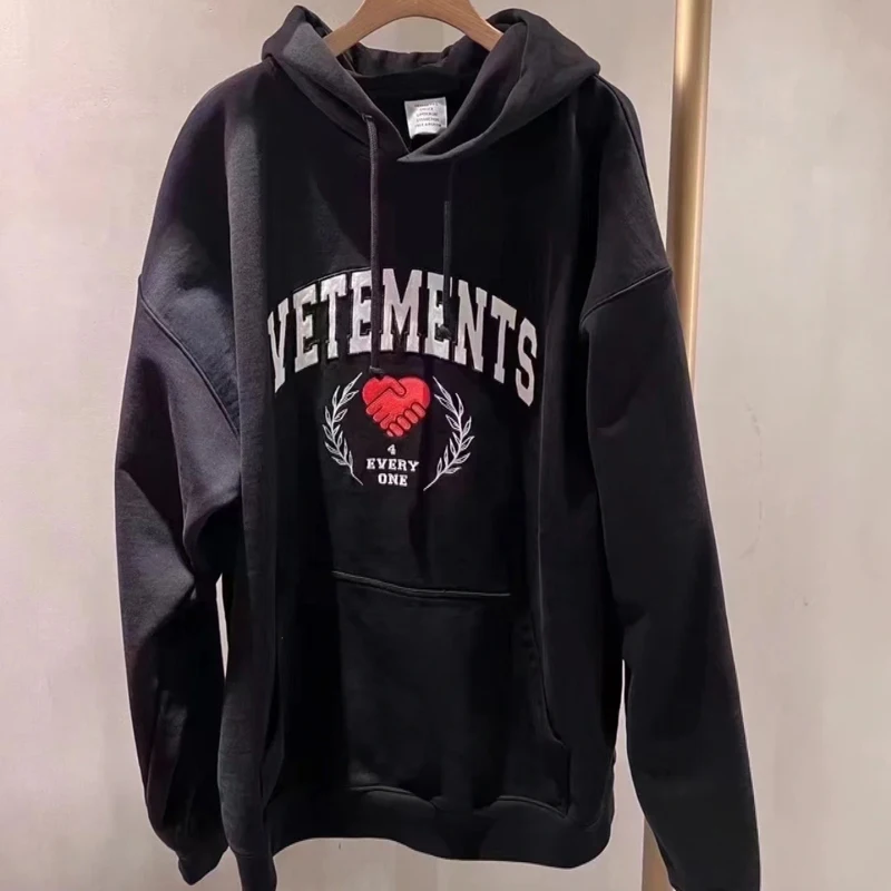 2023 New Vetements Hoodie Streetwear Love Letter Embroidery VETEMENTS Hoodies Sweatshirts Men Women
2023 New Vetements Hoodie Streetwear Love Letter Embroidery VETEMENTS Hoodies Sweatshirts Men Women