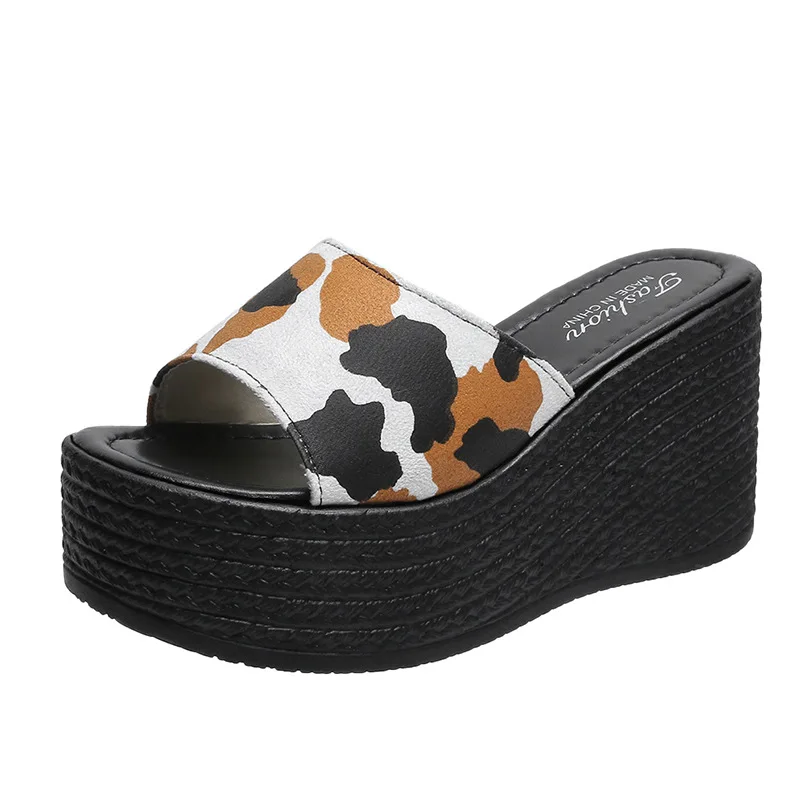 Европейские и американские тапочки на высокой платформе 2022, модные камуфляжные сандалии и тапочки на танкетке с открытым носком для женщин 
Европейские и американские тапочки на высокой платформе 2022, модные камуфляжные сандалии и тапочки на танкетке с открытым носком для женщин