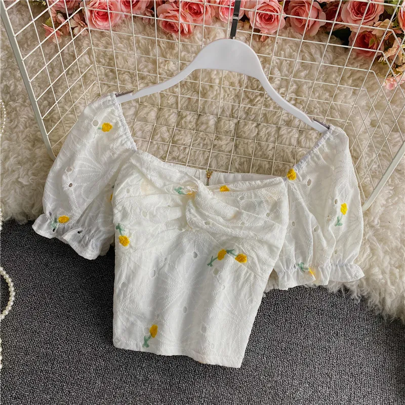 Новинка осень/зима винтажная блузка с квадратным вырезом и вышивкой с короткими рукавами с завязкой на талии и рукавами-фонариками укороченный топ 
Новинка осень/зима винтажная блузка с квадратным вырезом и вышивкой с короткими рукавами с завязкой на талии и рукавами-фонариками укороченный топ