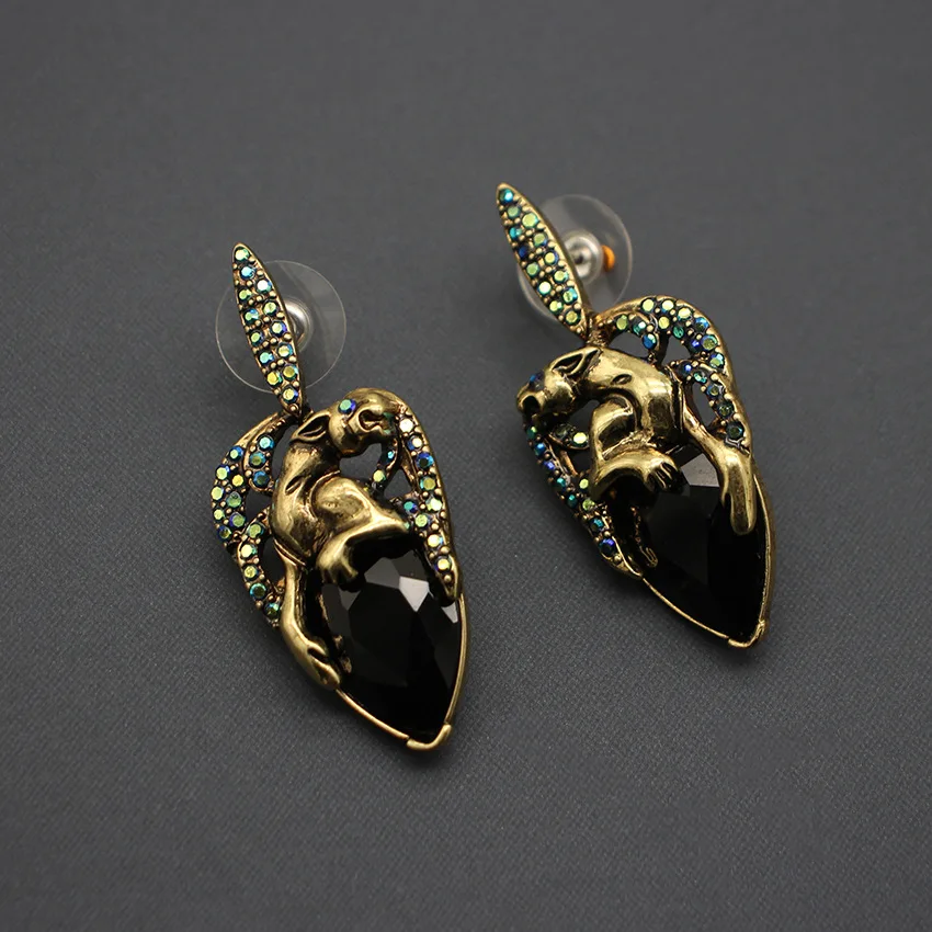 European and American minority retro medieval heavy industry black leopard earrings
European and American minority retro medieval heavy industry black leopard earrings