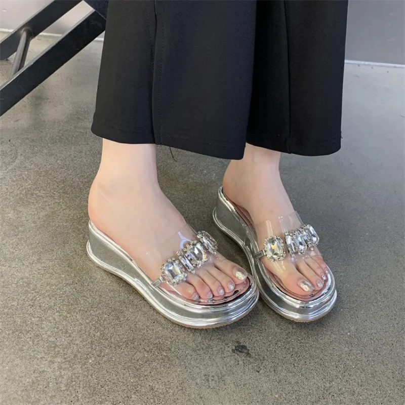 Women Crystal Slippers Platform Flip Flops New 2023 Casual Slides Wedges Ladies Round Toe Outside Rhinestones Female Shoes
Women Crystal Slippers Platform Flip Flops New 2023 Casual Slides Wedges Ladies Round Toe Outside Rhinestones Female Shoes