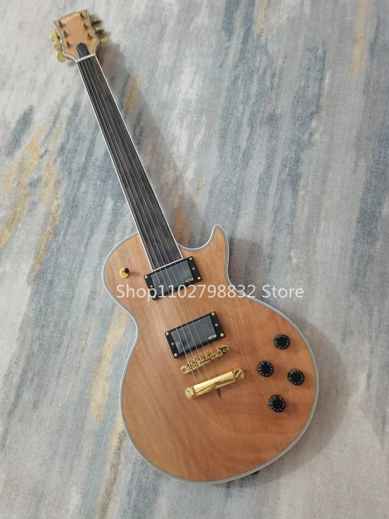 Electric Guitar with 6 Strings, Mahogany Wood, Natural Wood Color, Gold Accessories, No Shipping Cost
Electric Guitar with 6 Strings, Mahogany Wood, Natural Wood Color, Gold Accessories, No Shipping Cost